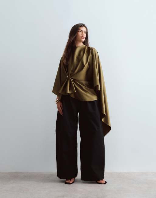 ARRANGE Satin-Top mit Drapierung und Metall-Details in Oliv, 2 von 4
