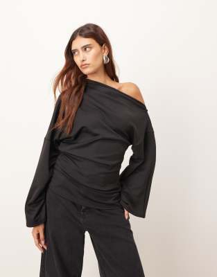 ARRANGE - Schulterfreies Jersey-Oberteil in Schwarz mit weiten Ärmeln und gerafftem Saum