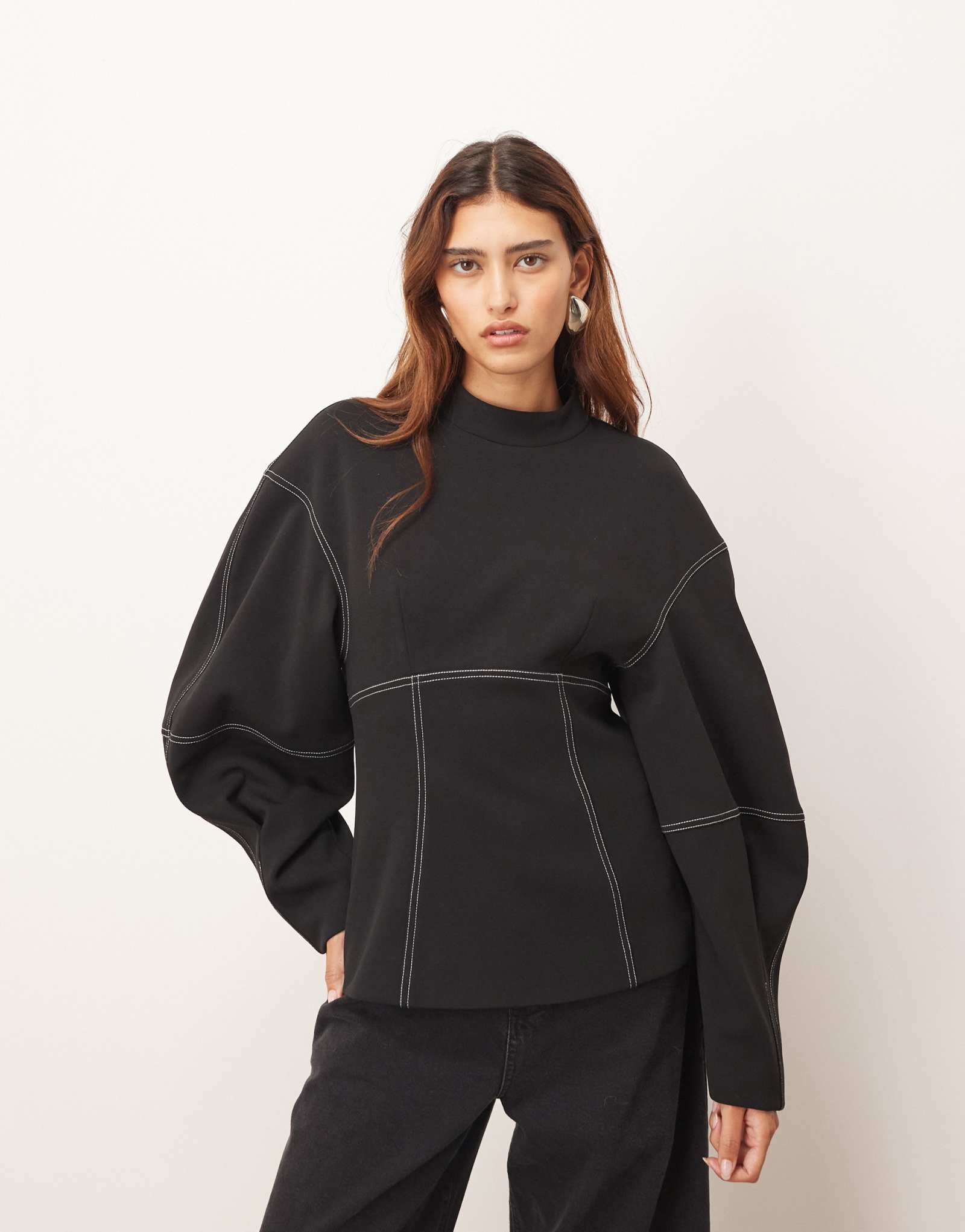 ОБЛЕГАЮЩИЙ топ с контрастной строчкой черного цвета