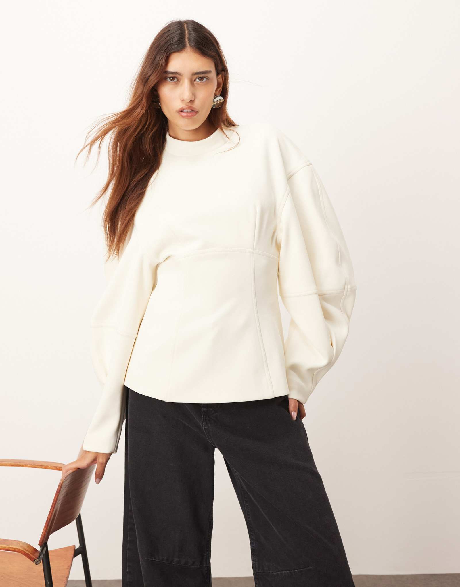 ОБЛЕГАЮЩИЙ топ с контрастной отстрочкой белого цвета