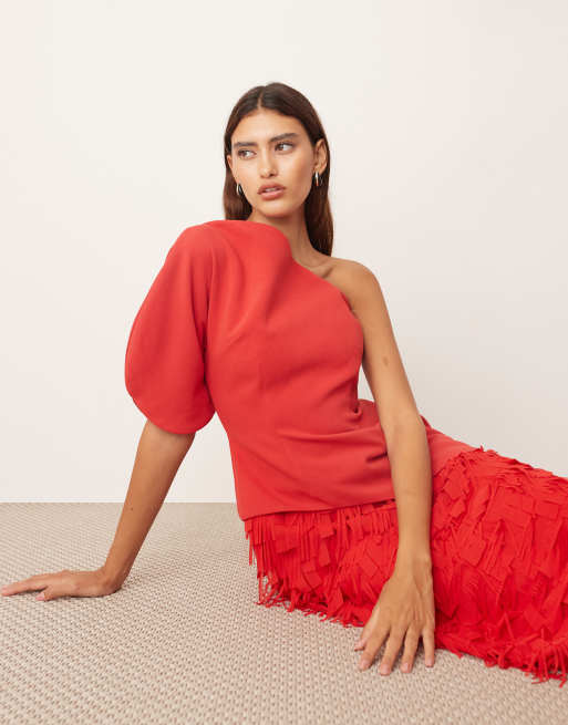 ARRANGE - Sculpturale maxi jurk met hybride textuur en blote schouder in rood, 3 van 4