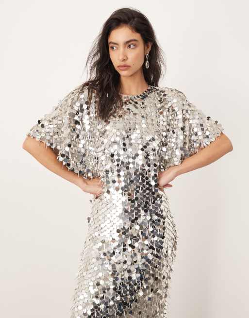 ARRANGE – Silverfärgad midiklänning med markerade axlar, paljetter och fransar