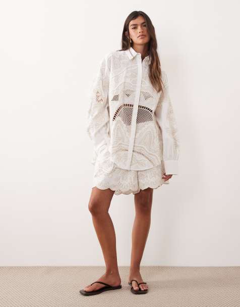 ARRANGE – Set in Weiß mit gesticktem Lochmuster, bestehend aus Oversize-Hemdbluse und Shorts - view 1
