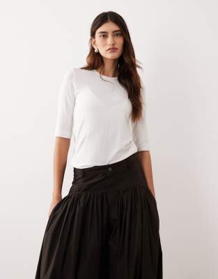 ARRANGE - Slim-Fit-T-Shirt in Weiß mit halblangen Ärmeln