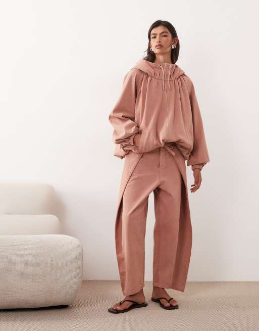 ARRANGE - Co-ord set van jack met trekkoord en volumineuze mouwen en smaltoelopende broek met gestrikte voorkant in roze met acid wash, 2 van 3
