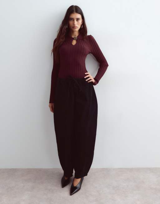 ARRANGE stickad ribbad body med stor knapp i burgundy, 2 av 4