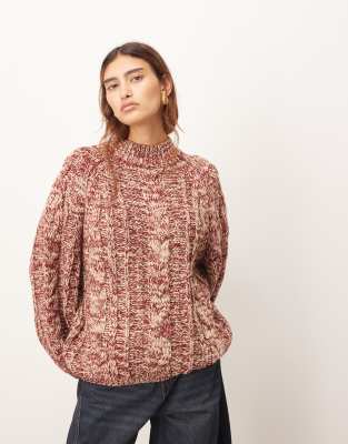 ARRANGE - Strickpullover mit Zopfmuster und voluminösen Ärmeln aus gedrehtem Garn in Rot und Creme
