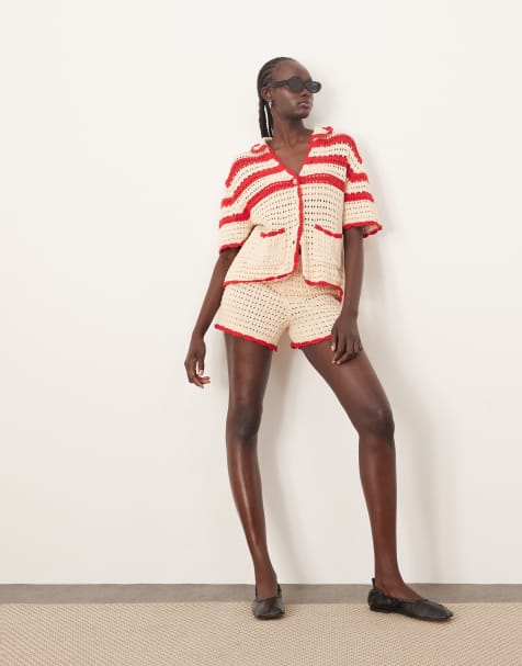 ARRANGE – Strickset mit kontrastierenden Streifen in Creme und Rot bestehend aus Oberteil und Shorts - view 1