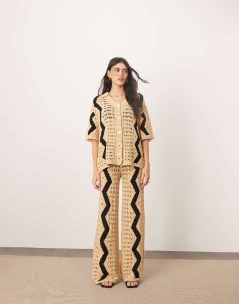 ARRANGE – Strickset mit Zickzackmuster in Camel und Schwarz bestehend aus Oversize-Hemd und Hose mit weitem Bein - view 1