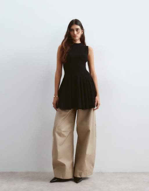 ARRANGE strikket ærmeløs peplum-top i sort, 3 af 4