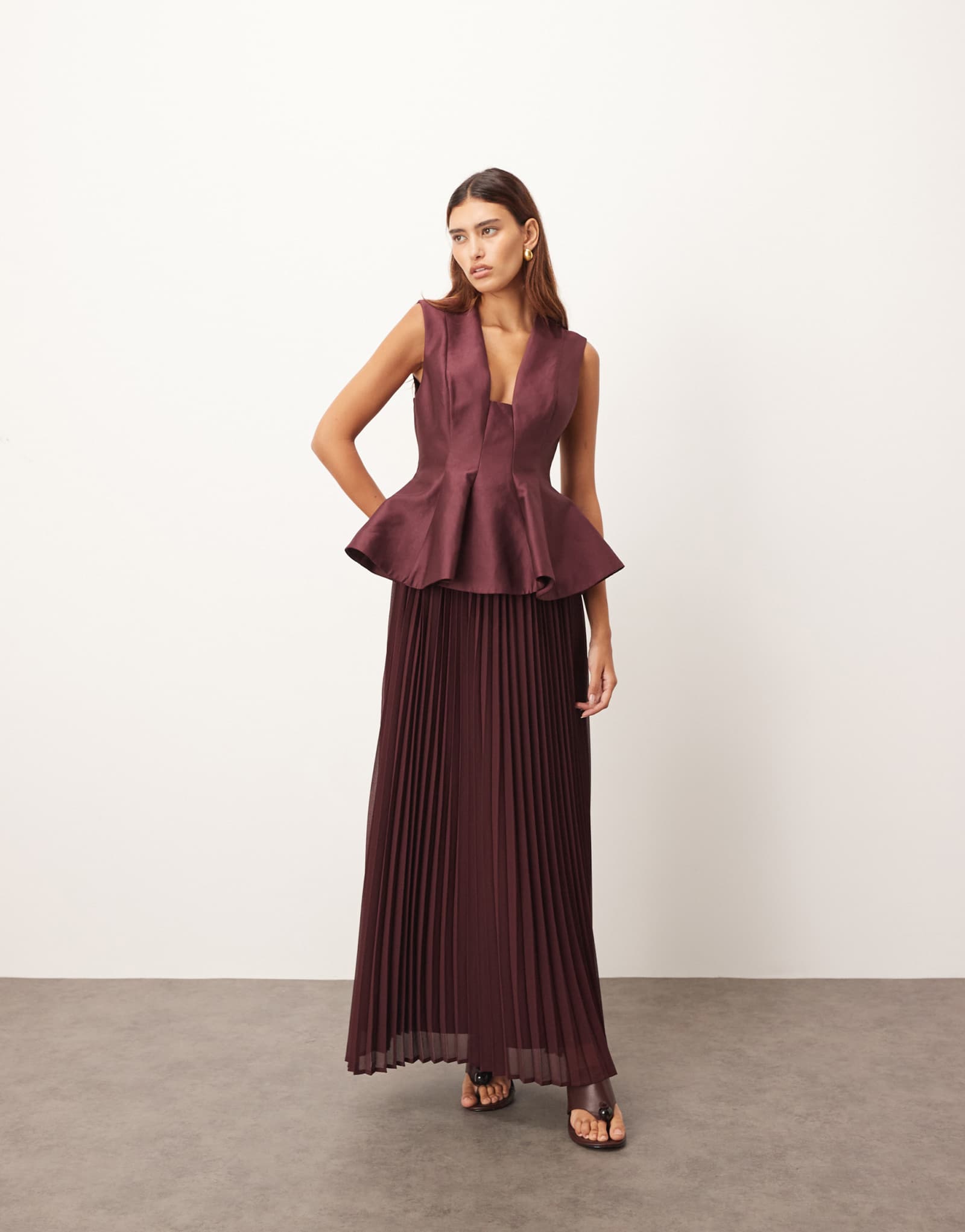 Платье макси со структурированной талией и контрастной плиссированной юбкой сливового цвета