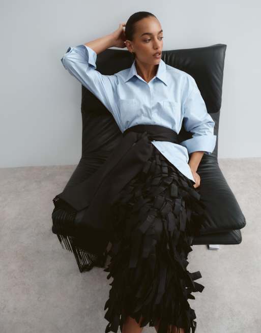 ARRANGE strukturierter Satin-Midirock im Column-Schnitt mit Loop-Detail in Schwarz, 2 von 5