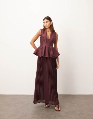 ARRANGE - Strukturiertes, tailliertes Maxikleid in Pflaume mit kontrastierendem Plissee-Rock-Lila