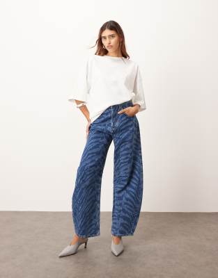 ARRANGE - Sydney - Barrel-Jeans in Blau mit Tigerprint