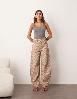 ARRANGE - Sydney - Denimjeans mit Tigerprint in Naturfarben und weitem Bein-Braun