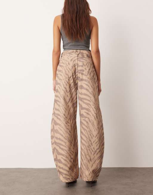 ARRANGE – Sydney – Denimjeans mit Tigerprint in Naturfarben und weitem Bein, 2 von 5