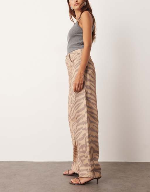 ARRANGE – Sydney – Denimjeans mit Tigerprint in Naturfarben und weitem Bein, 3 von 5