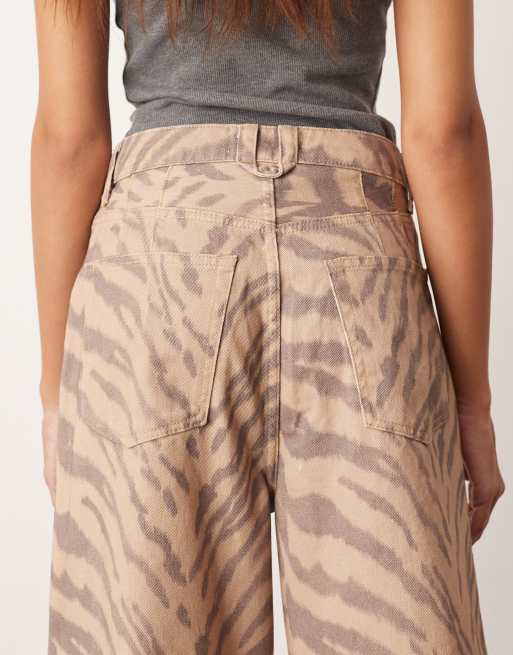 ARRANGE – Sydney – Denimjeans mit Tigerprint in Naturfarben und weitem Bein, 4 von 5