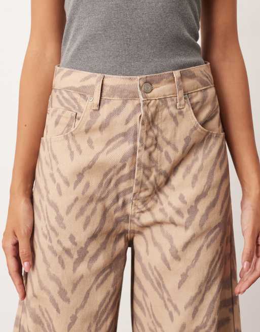 ARRANGE – Sydney – Denimjeans mit Tigerprint in Naturfarben und weitem Bein, 5 von 5
