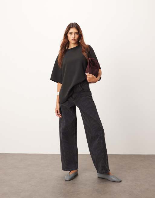 ARRANGE - T-shirt nera in crêpe pesante con finiture a coste sullo scollo, 2 di 4
