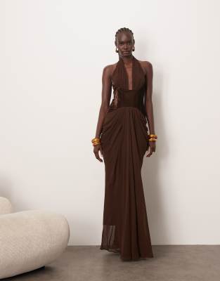 ARRANGE - Tief ausgeschnittenes Neckholder-Maxikleid aus Samt in Schokobraun mit Taillenzug und Schleppe-Brown