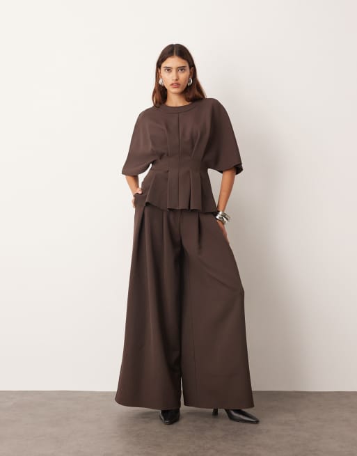 ARRANGE - Top a maniche corte con vita a pieghe e pantaloni sartoriali a fondo ampio color cioccolato intenso