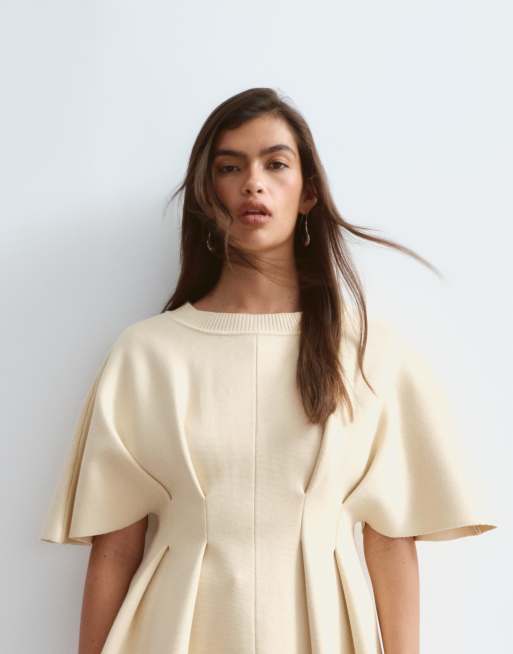 ARRANGE - Top a maniche corte in maglia color latticello stretto in vita con pieghe, 1 di 4