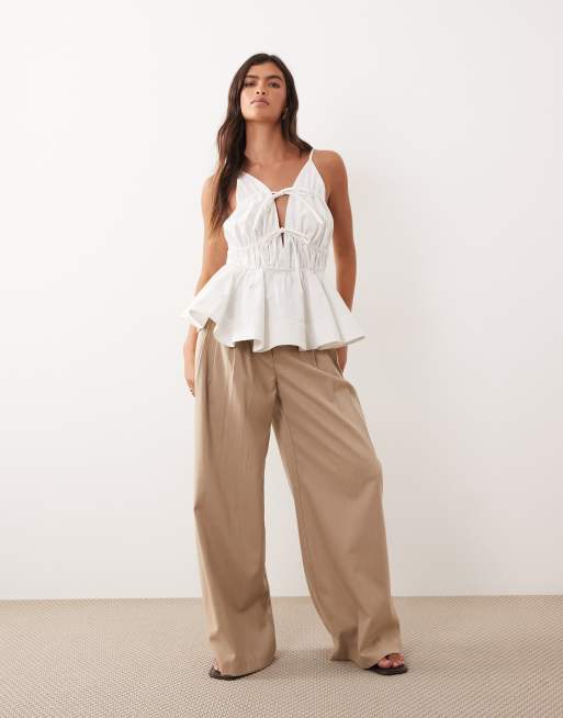 ARRANGE - Top blanco fruncido de tirantes con lazada delantera y sobrefalda, 3 de 4
