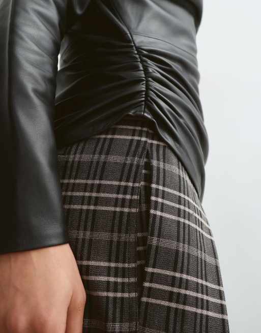 Arrange top en cuir à épaules dénudées et taille froncée noir, 2 de 5