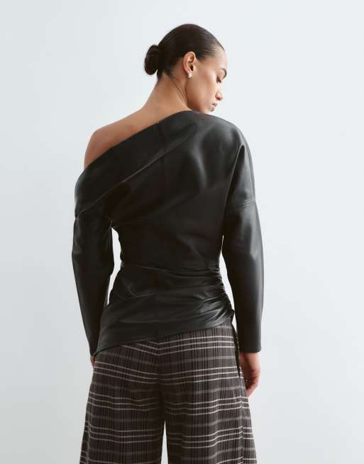 Arrange top en cuir à épaules dénudées et taille froncée noir, 4 de 5