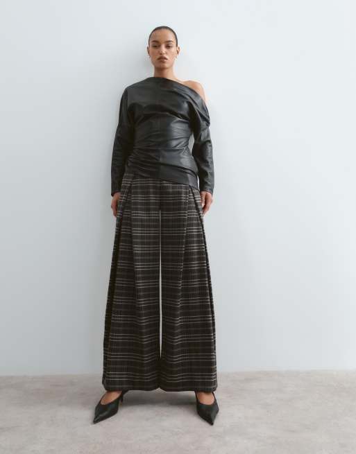 Arrange top en cuir à épaules dénudées et taille froncée noir, 5 de 5