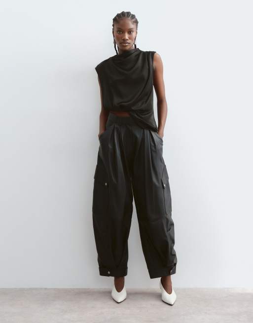 ARRANGE top en satin à drapé minimal, côtés ouverts, noir, 4 de 5