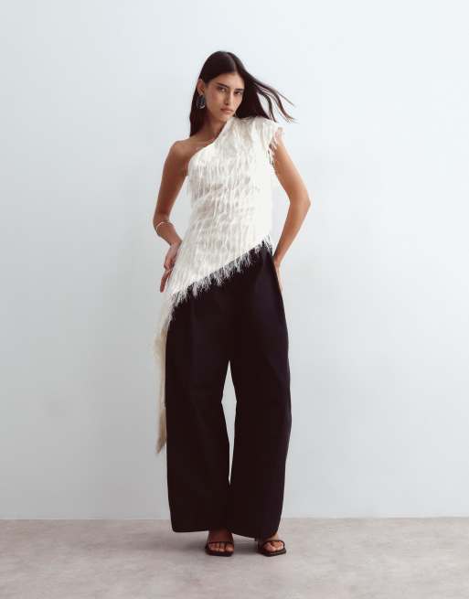ARRANGE top met textuur en gedrapeerde one-shoulder in crème, 2 van 4