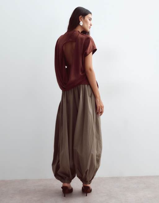 ARRANGE top minimale in raso con scollo ad anello e schiena scoperta color cioccolato, 4 di 4
