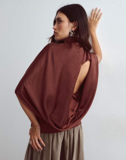 ARRANGE top minimaliste en satin à col bénitier et dos nu chocolat, 1 de 4