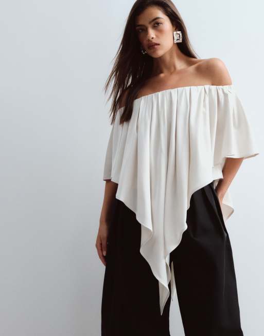 ARRANGE - top satinado bardot con bajo en pico en color oyster, 2 de 4