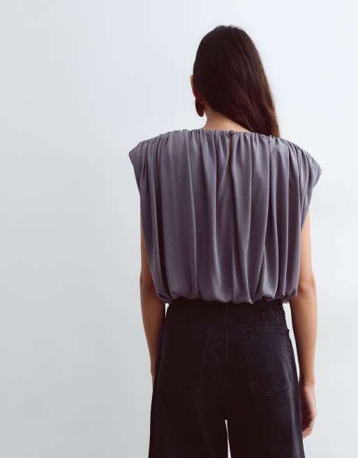 ARRANGE topp med markerade axlar och rynkdetaljer i charcoal, 4 av 4