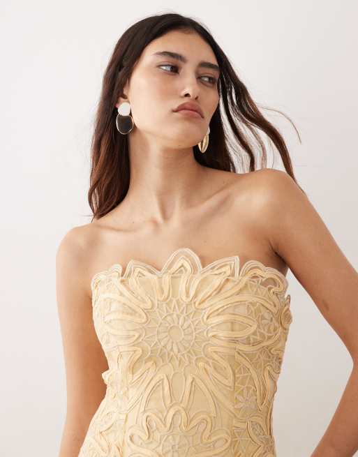 ARRANGE – Trägerloses Maxikleid in Buttermilch mit plissiertem Rock und abstraktem Lochmuster, 4 von 4