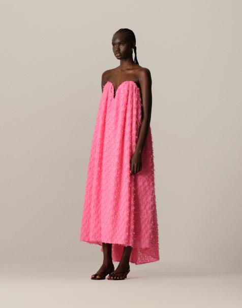 ARRANGE – Trägerloses, voluminöses Maxikleid in knalligem Rosa mit Korsettdetail und Struktur - view 1
