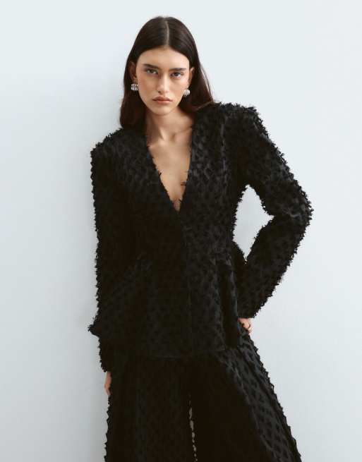 ARRANGE - Sort sæt med højtaljede bukser med brede ben og skræddersyet peplum-blazer uden krave med indsyet talje i tekstureret stof, 3 af 3