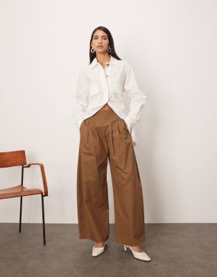 ARRANGE ARRANGE ultimate tailored wide barrel leg trouser with cinched waist in dark camel-Brown