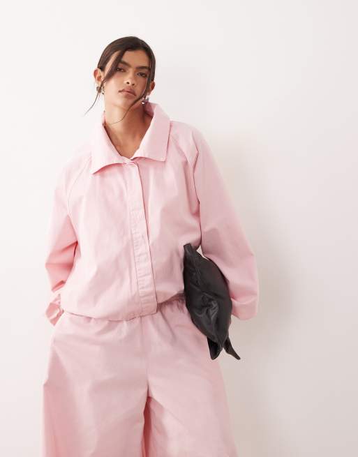 ARRANGE – Utility-Set aus Twill in Rosa, bestehend aus Jacke mit Kordelzugsaum und Hose, 3 von 3