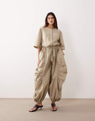 ARRANGE - Utility-Jumpsuit in Steinbeige mit Oversize-Passform-Neutral