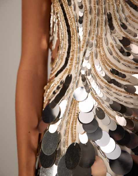 ARRANGE – Vågigt och linjärt utsmyckad maxiklänning med hög krage och fyrkantig fåll - view 1