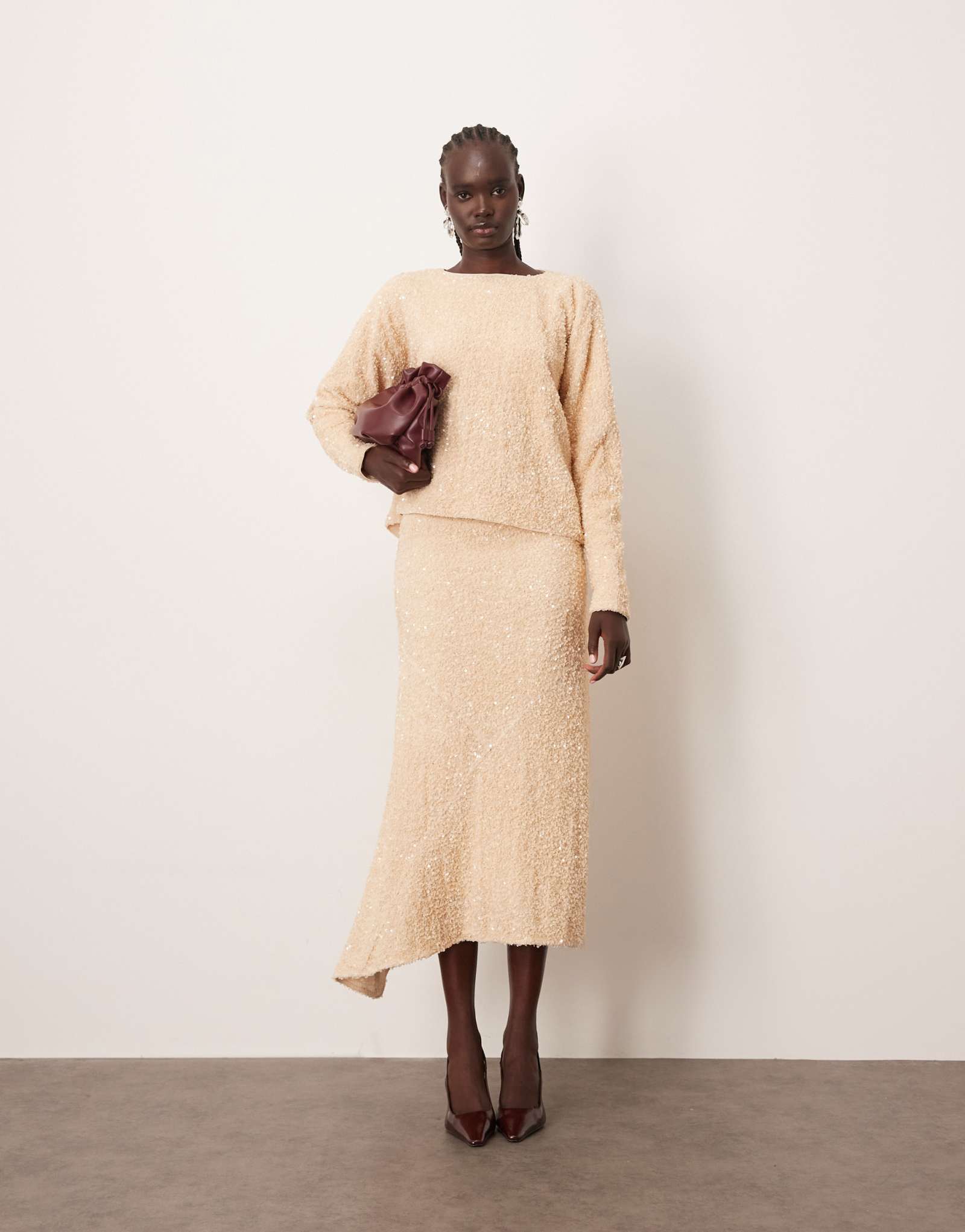 Кремовая юбка с асимметричным подолом из бархата и блесток по всей длине - часть комплекта