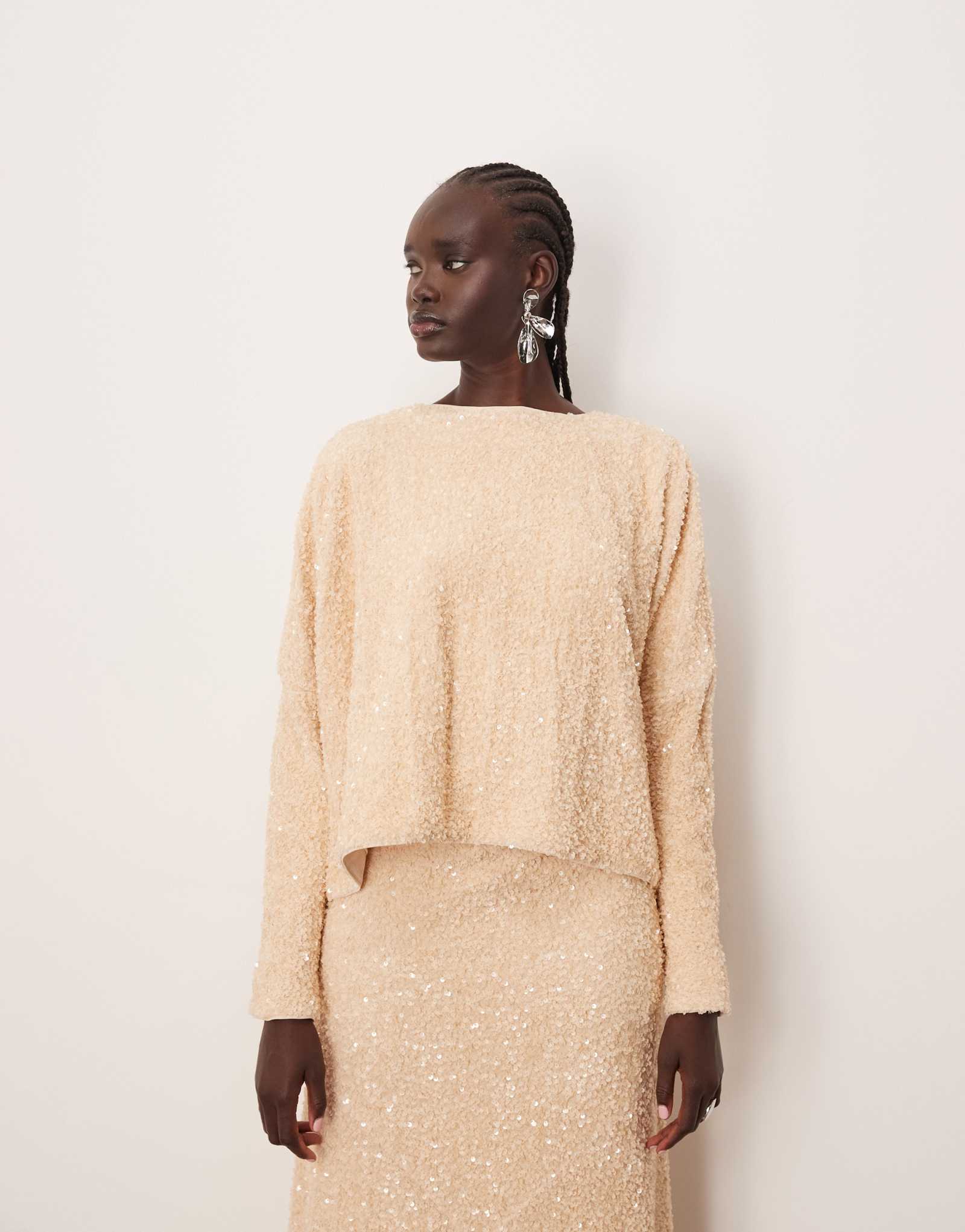 ВЫЛОЖИТЕ кремовый бархатный топ с блестками по всей поверхности - это часть набора