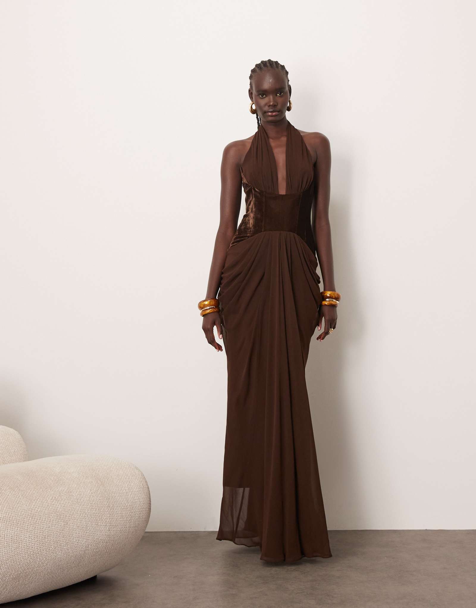 ЭЛЕГАНТНОЕ бархатное макси-платье с глубоким вырезом на талии и шлейфом шоколадного цвета
