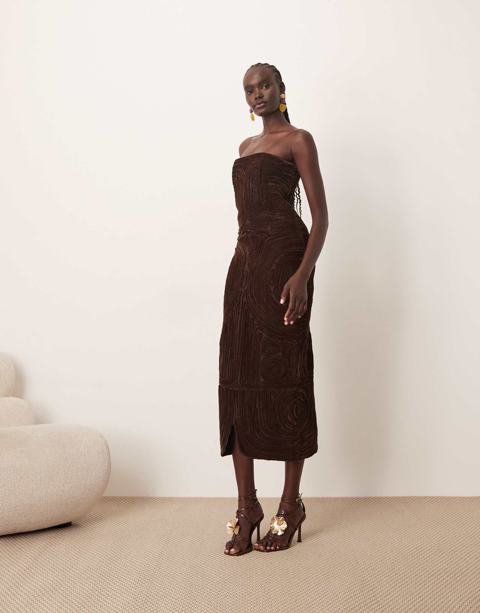 Платье миди-бандо с вышивкой в виде бархатного рулета коричневого цвета