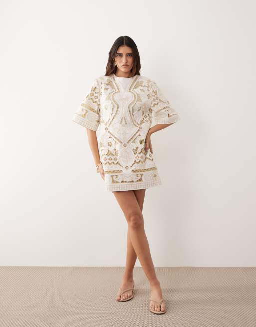 ARRANGE - Vestido corto color crema con bordado calado