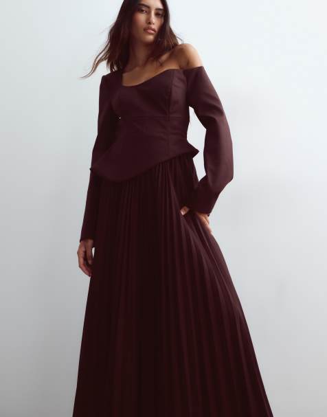 ARRANGE - vestido maxi con escote ondulado estructurado y falda plisada en chocolate - view 1